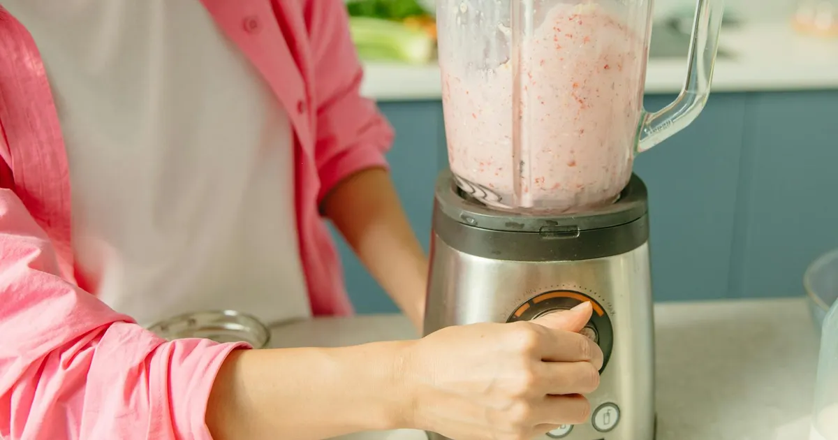 The Best Personal Blender for Detox Smoothies: Ninja Blast Max